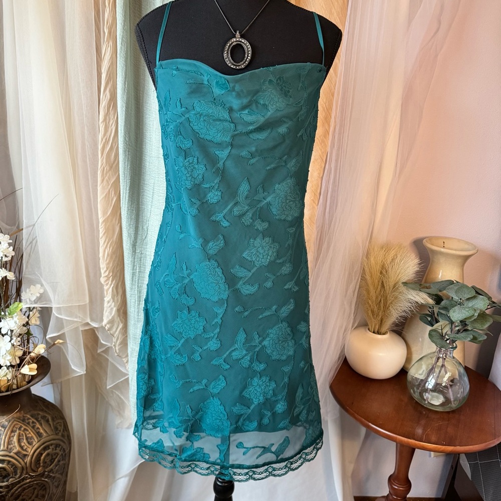 Stylish NWT Women’s Teal spaghetti strap midi dress size M!